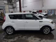 ✅ 2019 Kia Soul + • VIN: KNDJP3A51K7668315 • Lot: 43757339. Wystawiony na IAAI z przebiegiem 75 824 mil. Bezpłatny archiwum sprzedaży aukcyjnych z USA i szczegółowy raport historii pojazdu na DreamBid. Zdjęcie 13.