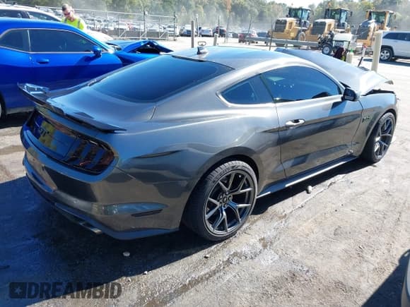 ✅ 2020 Ford Mustang GT Premium • VIN: 1FA6P8CF1L5145999 • Lot: 43462107. Wystawiony na IAAI z przebiegiem 57 866 mil. Bezpłatny archiwum sprzedaży aukcyjnych z USA i szczegółowy raport historii pojazdu na DreamBid. Zdjęcie 4.