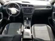 ✅ 2020 Volkswagen Tiguan SE • VIN: 3VV2B7AX0LM152466 • Lot: 81102575. Wystawiony na Copart z przebiegiem 74 615 mil. Bezpłatny archiwum sprzedaży aukcyjnych z USA i szczegółowy raport historii pojazdu na DreamBid. Zdjęcie 8.