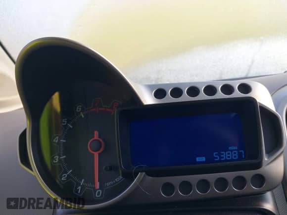 2015 Chevrolet Sonic LT z VIN 1G1JC6SB2F4218433, wystawiony jako IAAI lot #42459044 z przebiegiem 53 887 mil mil oraz . Historia ofert i sprzedaży dostępna na DreamBid. Obrazek 7.