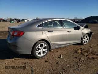 ✅ 2018 Chevrolet Cruze Premier • VIN: 1G1BF5SM5J7127879 • Lot: 68385442. Wystawiony na Copart z przebiegiem 116 762 mil mil. Skorzystaj z bezpłatnego archiwum sprzedaży aukcyjnych z USA i zobacz szczegółowy raport historii pojazdu na DreamBid. Zdjęcie 3.