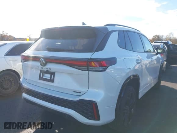 ✅ 2025 Volkswagen Tiguan SE R-Line Black • VIN: 3VVGR7RM3SM055630 • Lot: 43519408. Wystawiony na IAAI z przebiegiem 1 602 mil. Bezpłatny archiwum sprzedaży aukcyjnych z USA i szczegółowy raport historii pojazdu na DreamBid. Zdjęcie 4.