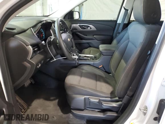 ✅ 2021 Chevrolet Traverse LS • VIN: 1GNERFKW6MJ179930 • Lot: 63435344. Wystawiony na Copart z przebiegiem 50 267 mil. Bezpłatny archiwum sprzedaży aukcyjnych z USA i szczegółowy raport historii pojazdu na DreamBid. Zdjęcie 7.