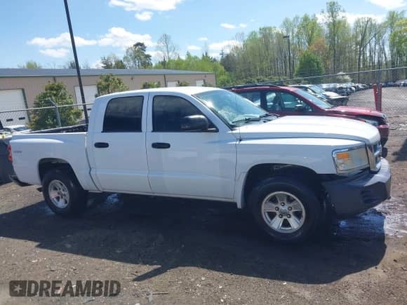 2008 Dodge Dakota z VIN 1D3HW38N38S581620, wystawiony jako IAAI lot #41961741 z przebiegiem 133 760 mil mil oraz . Historia ofert i sprzedaży dostępna na DreamBid. Obrazek 13.