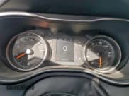 ✅ 2019 Jeep Cherokee Latitude • VIN: 1C4PJLCBXKD134472 • Lot: 94294575. Wystawiony na Copart z przebiegiem 88 303 mil. Bezpłatny archiwum sprzedaży aukcyjnych z USA i szczegółowy raport historii pojazdu na DreamBid. Zdjęcie 9.