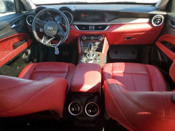 ✅ 2020 Alfa Romeo Stelvio Ti • VIN: ZASPAKBN6L7C83068 • Lot: 84550965. Wystawiony na Copart z przebiegiem 78 106 mil. Bezpłatny archiwum sprzedaży aukcyjnych z USA i szczegółowy raport historii pojazdu na DreamBid. Zdjęcie 8.