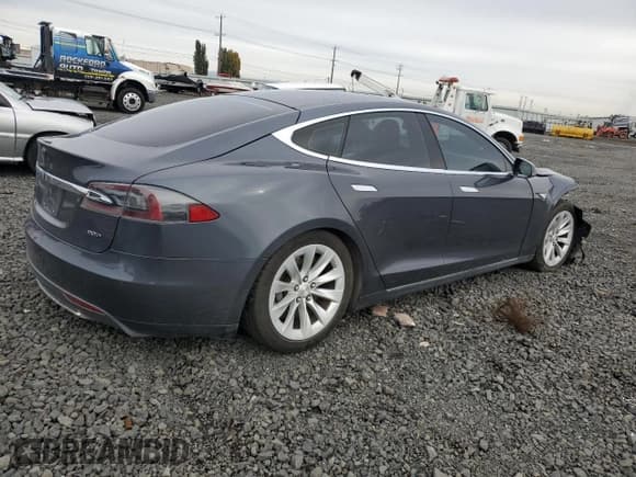 ✅ 2015 Tesla Model S 85D • VIN: 5YJSA1E20FF117416 • Lot: 90315585. Wystawiony na Copart z przebiegiem 119 245 mil. Bezpłatny archiwum sprzedaży aukcyjnych z USA i szczegółowy raport historii pojazdu na DreamBid. Zdjęcie 3.