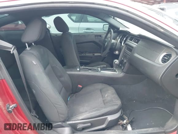 ✅ 2010 Ford Mustang V6 • VIN: 1ZVBP8ANXA5143374 • Lot: 43740296. Wystawiony na IAAI z przebiegiem 141 054 mil. Bezpłatny archiwum sprzedaży aukcyjnych z USA i szczegółowy raport historii pojazdu na DreamBid. Zdjęcie 5.