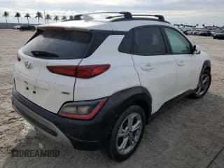 ✅ 2023 Hyundai Kona SEL • VIN: KM8K3CAB7PU048207 • Лот: 77998704. Опубликован ранее на Copart с пробегом Не указан. Бесплатный доступ к архиву аукционных продаж из США и подробный отчёт об истории автомобиля на DreamBid. Изображение 3.