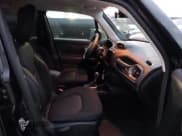 ✅ 2023 Jeep Renegade Latitude • VIN: ZACNJDB14PPP72325 • Lot: 43805526. Wystawiony na IAAI z przebiegiem 44 787 mil. Bezpłatny archiwum sprzedaży aukcyjnych z USA i szczegółowy raport historii pojazdu na DreamBid. Zdjęcie 5.