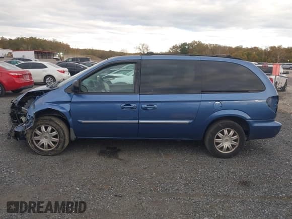 ✅ 2007 Chrysler Town & Country Touring • VIN: 2A4GP54LX7R157590 • Lot: 43494093. Listed on IAAI with Not provided. Free auction sales archive from the USA and detailed vehicle history report at DreamBid. Image 15.