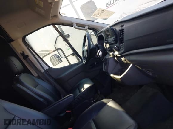 ✅ 2023 Ford Transit Cargo • VIN: 1FTBR1C8XPKB13829 • Lot: 43641950. Wystawiony na IAAI z przebiegiem 29 808 mil. Bezpłatny archiwum sprzedaży aukcyjnych z USA i szczegółowy raport historii pojazdu na DreamBid. Zdjęcie 5.