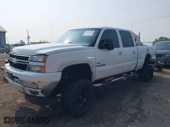 ✅ 2006 Chevrolet Silverado 2500HD LT3 • VIN: 1GCHK23D06F160988 • Лот: 42415980. Опубликован ранее на IAAI с пробегом 306 451 миль. Бесплатный доступ к архиву аукционных продаж из США и подробный отчёт об истории автомобиля на DreamBid. Изображение 2.