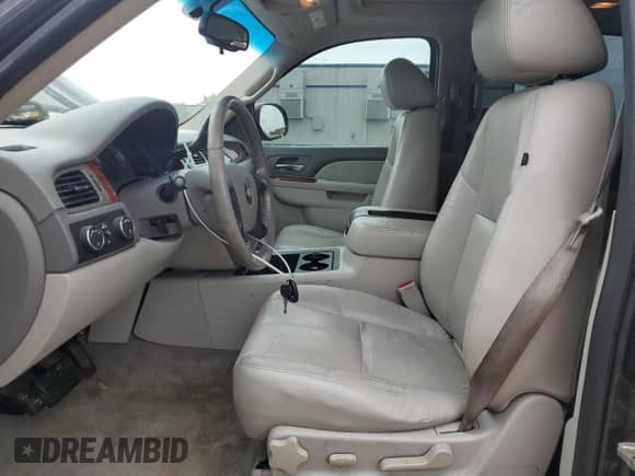 2010 Chevrolet Suburban LT z VIN 1GNUKJE39AR137057, wystawiony jako Copart lot #62516505 z przebiegiem 159 327 mil mil oraz Nie do naprawy • Non repairable. Historia ofert i sprzedaży dostępna na DreamBid. Obrazek 7.