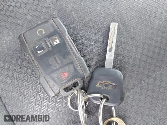 ✅ 2018 Chevrolet Silverado 1500 LT • VIN: 3GCUKREC9JG449662 • Lot: 43138053. Wystawiony na IAAI z przebiegiem 246 548 mil. Bezpłatny archiwum sprzedaży aukcyjnych z USA i szczegółowy raport historii pojazdu na DreamBid. Zdjęcie 11.