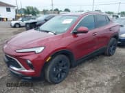 ✅ 2024 Buick Encore GX Sport Touring • VIN: KL4AMESL3RB215185 • Лот: 42483206. Опубликован ранее на IAAI с пробегом 13 981 миль. Бесплатный доступ к архиву аукционных продаж из США и подробный отчёт об истории автомобиля на DreamBid. Изображение 2.