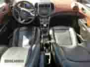 2013 Chevrolet Sonic LT z VIN 1G1JD6SB8D4245534, wystawiony jako Copart lot #53436155 z przebiegiem 137 645 mil mil oraz Szkoda całkowita • Salvage title. Historia ofert i sprzedaży dostępna na DreamBid. Obrazek 8.