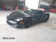 ✅ 2011 Chevrolet Corvette • VIN: 1G1YR2DW0B5106563 • Lot: 42957761. Wystawiony na IAAI z przebiegiem 52 185 mil. Bezpłatny archiwum sprzedaży aukcyjnych z USA i szczegółowy raport historii pojazdu na DreamBid. Zdjęcie 2.