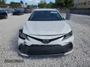 ✅ 2022 Toyota Camry LE • VIN: 4T1C11AK9NU680525 • Lot: 90269995. Wystawiony na Copart z przebiegiem 14 336 mil. Bezpłatny archiwum sprzedaży aukcyjnych z USA i szczegółowy raport historii pojazdu na DreamBid. Zdjęcie 5.
