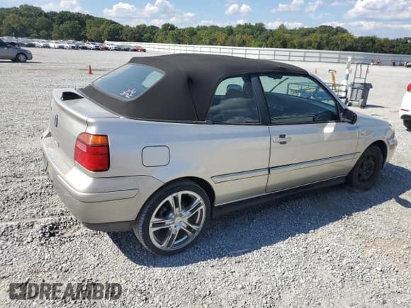 ✅ 2001 Volkswagen Cabriolet GLS • VIN: 3VWCC21V41M801116 • Лот: 80991795. Опубликован ранее на Copart с пробегом 132 216 миль. Бесплатный доступ к архиву аукционных продаж из США и подробный отчёт об истории автомобиля на DreamBid. Изображение 3.