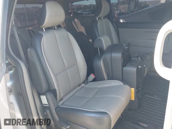 ✅ 2017 Kia Sedona LX • VIN: KNDMB5C11H6254242 • Lot: 43764023. Wystawiony na IAAI z przebiegiem 141 885 mil. Bezpłatny archiwum sprzedaży aukcyjnych z USA i szczegółowy raport historii pojazdu na DreamBid. Zdjęcie 8.