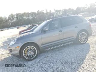 ✅ 2009 Porsche Cayenne Turbo • VIN: WP1AC29P79LA81564 • Lot: 43852815. Wystawiony na Copart z przebiegiem 71 760 mil. Bezpłatny archiwum sprzedaży aukcyjnych z USA i szczegółowy raport historii pojazdu na DreamBid. Zdjęcie 1.