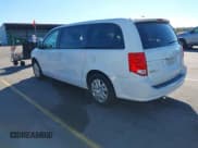 ✅ 2018 Dodge Grand Caravan SE • VIN: 2C4RDGBG7JR323905 • Lot: 43613740. Wystawiony na IAAI z przebiegiem 71 890 mil. Bezpłatny archiwum sprzedaży aukcyjnych z USA i szczegółowy raport historii pojazdu na DreamBid. Zdjęcie 3.