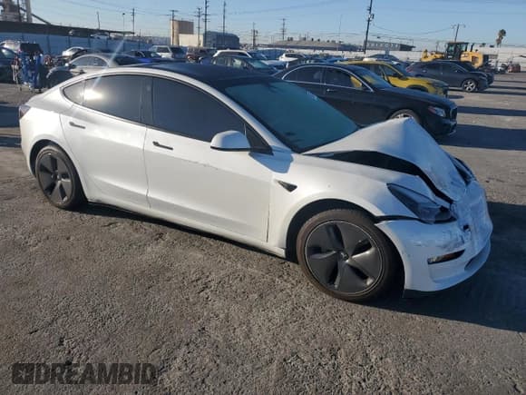✅ 2022 Tesla Model 3 • VIN: 5YJ3E1EA7NF122028 • Lot: 89657575. Wystawiony na Copart z przebiegiem 61 817 mil. Bezpłatny archiwum sprzedaży aukcyjnych z USA i szczegółowy raport historii pojazdu na DreamBid. Zdjęcie 4.