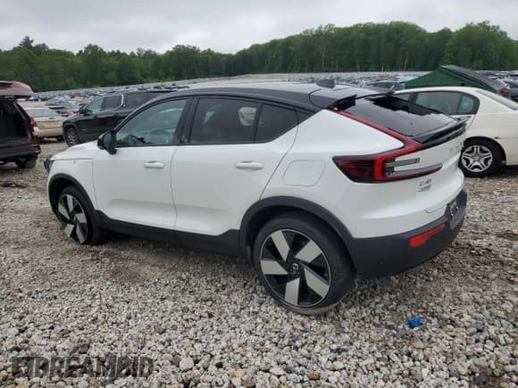 ✅ 2022 Volvo C40 Ultimate • VIN: YV4ED3GB2N2009536 • Lot: 61553835. Wystawiony na Copart z przebiegiem 19 868 mil. Bezpłatny archiwum sprzedaży aukcyjnych z USA i szczegółowy raport historii pojazdu na DreamBid. Zdjęcie 2.