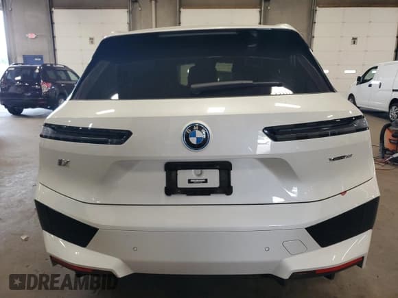 ✅ 2022 BMW iX xDrive50 • VIN: WB523CF04NCK57849 • Lot: 66551195. Wystawiony na Copart z przebiegiem 24 513 mil. Bezpłatny archiwum sprzedaży aukcyjnych z USA i szczegółowy raport historii pojazdu na DreamBid. Zdjęcie 6.