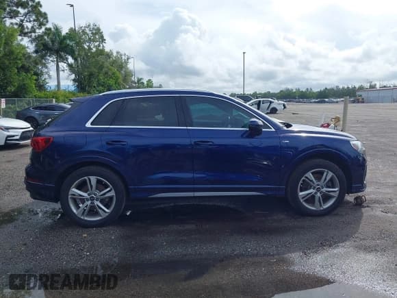 ✅ 2023 Audi Q3 S line Premium Plus • VIN: WA1EECF33P1038217 • Lot: 43367876. Wystawiony na IAAI z przebiegiem 12 194 mil. Bezpłatny archiwum sprzedaży aukcyjnych z USA i szczegółowy raport historii pojazdu na DreamBid. Zdjęcie 13.