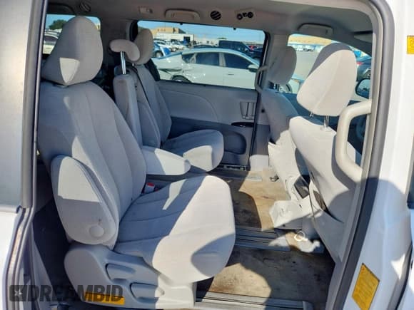 ✅ 2012 Toyota Sienna LE • VIN: 5TDKK3DC3CS256790 • Лот: 81681175. Опубликован ранее на Copart с пробегом 172 149 миль. Бесплатный доступ к архиву аукционных продаж из США и подробный отчёт об истории автомобиля на DreamBid. Изображение 11.