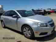 2012 Chevrolet Cruze LS z VIN 1G1PC5SH9C7385858, wystawiony jako Copart lot #56993145 z przebiegiem 131 867 mil mil oraz Szkoda całkowita • Salvage title. Historia ofert i sprzedaży dostępna na DreamBid. Obrazek 4.