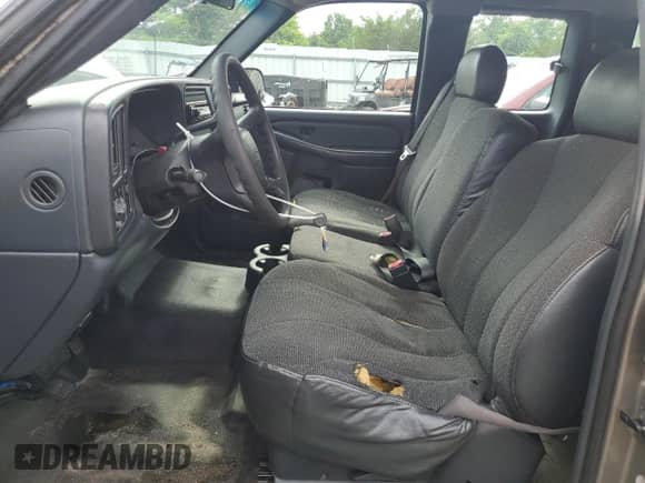 2002 Chevrolet Silverado 1500 z VIN 1GCEC19V82E279611, wystawiony jako Copart lot #63974715 z przebiegiem 242 944 mil mil oraz Szkoda całkowita • Salvage title. Historia ofert i sprzedaży dostępna na DreamBid. Obrazek 7.