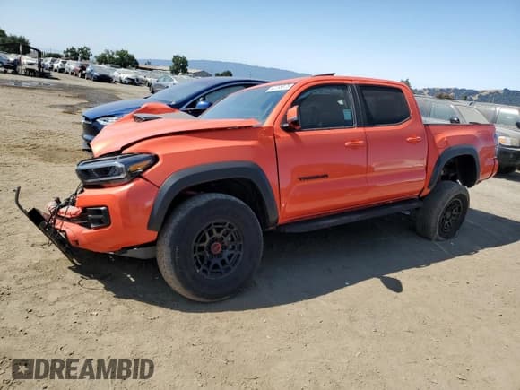 ✅ 2023 Toyota Tacoma SR • VIN: 3TYCZ5AN8PT152677 • Лот: 62235075. Опубликован ранее на Copart с пробегом 14 964 миль. Бесплатный доступ к архиву аукционных продаж из США и подробный отчёт об истории автомобиля на DreamBid. Изображение 1.