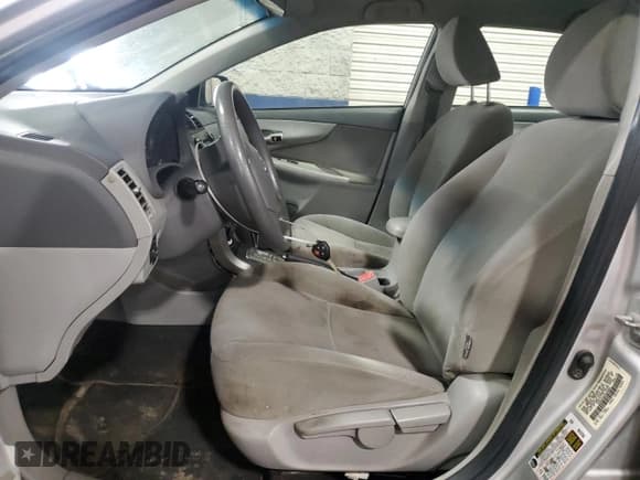 ✅ 2010 Toyota Corolla LE • VIN: 1NXBU4EE2AZ236891 • Lot: 67538195. Wystawiony na Copart z przebiegiem 253 337 mil. Bezpłatny archiwum sprzedaży aukcyjnych z USA i szczegółowy raport historii pojazdu na DreamBid. Zdjęcie 7.