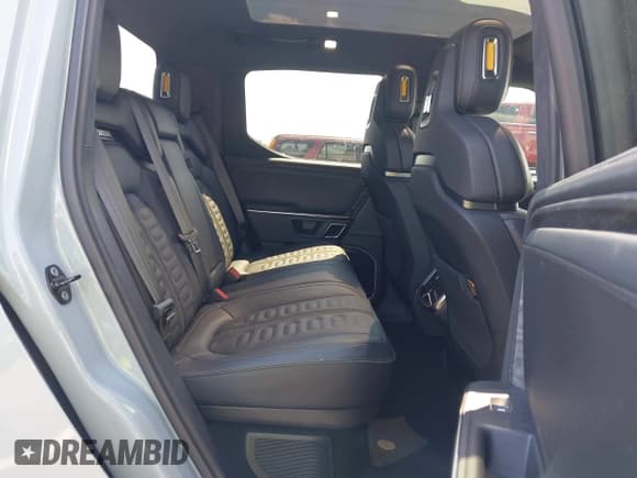 ✅ 2022 Rivian R1T Adventure • VIN: 7FCTGAAA6NN015709 • Lot: 43093648. Listed on IAAI with 22,004 mi. Free auction sales archive from the USA and detailed vehicle history report at DreamBid. Image 8.