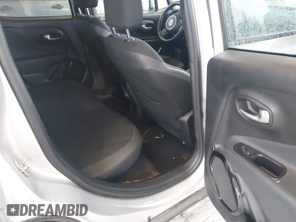 ✅ 2018 Jeep Renegade Altitude • VIN: ZACCJABB7JPH18610 • Lot: 43598761. Wystawiony na IAAI z przebiegiem 139 012 mil. Bezpłatny archiwum sprzedaży aukcyjnych z USA i szczegółowy raport historii pojazdu na DreamBid. Zdjęcie 8.