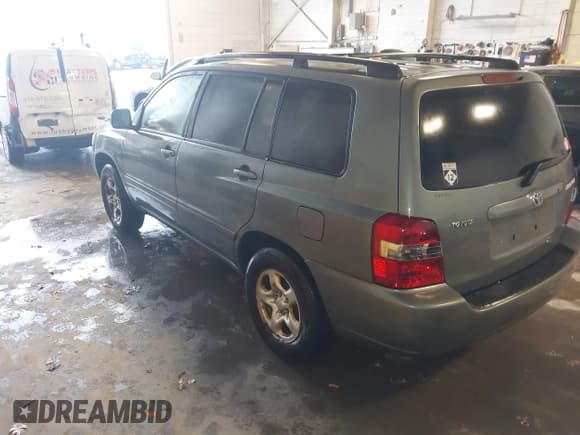 ✅ 2005 Toyota Highlander • VIN: JTEDD21AX50113675 • Lot: 43841872. Wystawiony na IAAI z przebiegiem 211 020 mil. Bezpłatny archiwum sprzedaży aukcyjnych z USA i szczegółowy raport historii pojazdu na DreamBid. Zdjęcie 3.