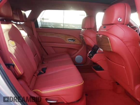 ✅ 2023 Bentley Bentayga V8 • VIN: SJAHT2ZVXPC019850 • Lot: 42813265. Wystawiony na Copart z przebiegiem 706 mil. Bezpłatny archiwum sprzedaży aukcyjnych z USA i szczegółowy raport historii pojazdu na DreamBid. Zdjęcie 12.