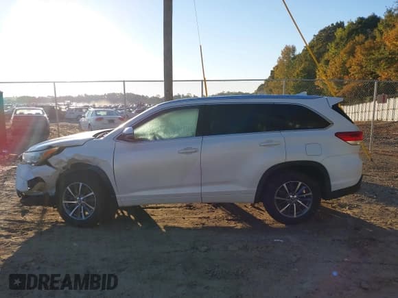 ✅ 2017 Toyota Highlander XLE • VIN: 5TDKZRFH6HS511754 • Lot: 43467559. Listed on IAAI with 135,620 mi. Free auction sales archive from the USA and detailed vehicle history report at DreamBid. Image 14.