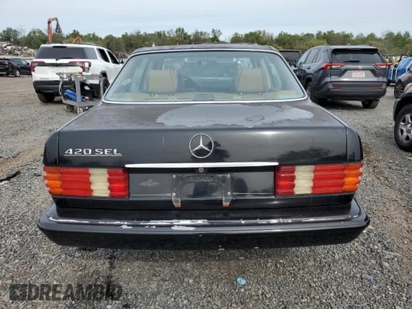 ✅ 1987 Mercedes-Benz 420 SEL • VIN: WDBCA35D0HA342396 • Лот: 84285925. Опубликован ранее на Copart с пробегом 108 817 миль. Бесплатный доступ к архиву аукционных продаж из США и подробный отчёт об истории автомобиля на DreamBid. Изображение 6.