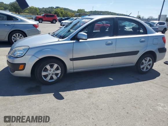 ✅ 2009 Kia Rio LX • VIN: KNADE223196505137 • Лот: 71867015. Опубликован ранее на Copart с пробегом 198 526 миль. Бесплатный доступ к архиву аукционных продаж из США и подробный отчёт об истории автомобиля на DreamBid. Изображение 1.