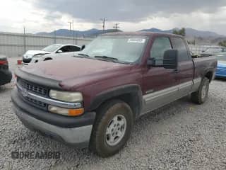 2000 Chevrolet Silverado 1500 LS with VIN 1GCEK19T2YE301421, listed as a Copart auction lot 69054065 with 193,208 mi miles and Salvage title. Bid and sale history available at DreamBid. Image 1.