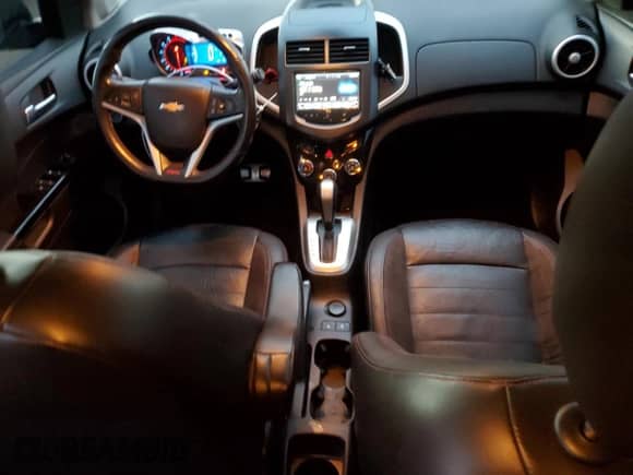 2013 Chevrolet Sonic RS z VIN 1G1JG6SB3D4218166, wystawiony jako Copart lot #65519165 z przebiegiem 102 166 mil mil oraz Nie do naprawy • Non repairable. Historia ofert i sprzedaży dostępna na DreamBid. Obrazek 8.