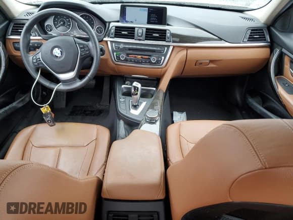 ✅ 2015 BMW 3 Series 328i xDrive • VIN: WBA3B5G57FNS16376 • Лот: 93133025. Опубликован ранее на Copart с пробегом 64 823 миль. Бесплатный доступ к архиву аукционных продаж из США и подробный отчёт об истории автомобиля на DreamBid. Изображение 8.