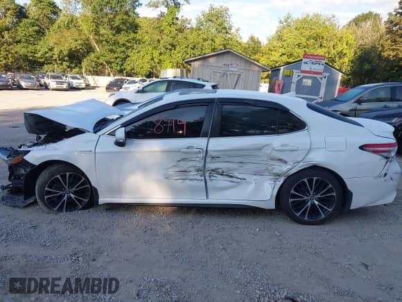 2020 Toyota Camry Hybrid SE z VIN 4T1J31AK6LU536333, wystawiony jako IAAI lot #43088914 z przebiegiem 73 421 mil mil oraz . Historia ofert i sprzedaży dostępna na DreamBid. Obrazek 14.