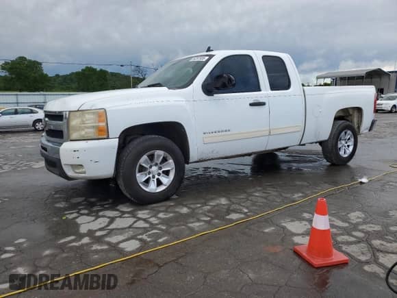 2011 Chevrolet Silverado 1500 LT z VIN 1GCRCSEA4BZ403876, wystawiony jako Copart lot #56287935 z przebiegiem 331 859 mil mil oraz Szkoda całkowita • Salvage title. Historia ofert i sprzedaży dostępna na DreamBid. Obrazek 1.