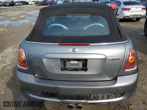 ✅ 2010 MINI Convertible S • VIN: WMWMS3C57ATY08895 • Lot: 41870075. Wystawiony na Copart z przebiegiem 101 573 mil. Bezpłatny archiwum sprzedaży aukcyjnych z USA i szczegółowy raport historii pojazdu na DreamBid. Zdjęcie 6.