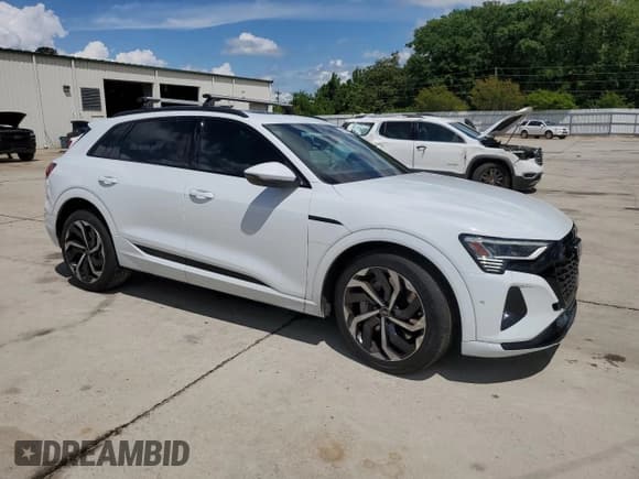 ✅ 2024 Audi Q8 e-tron Prestige • VIN: WA16ABGE3RB035664 • Lot: 56540695. Wystawiony na Copart z przebiegiem 17 586 mil. Bezpłatny archiwum sprzedaży aukcyjnych z USA i szczegółowy raport historii pojazdu na DreamBid. Zdjęcie 4.